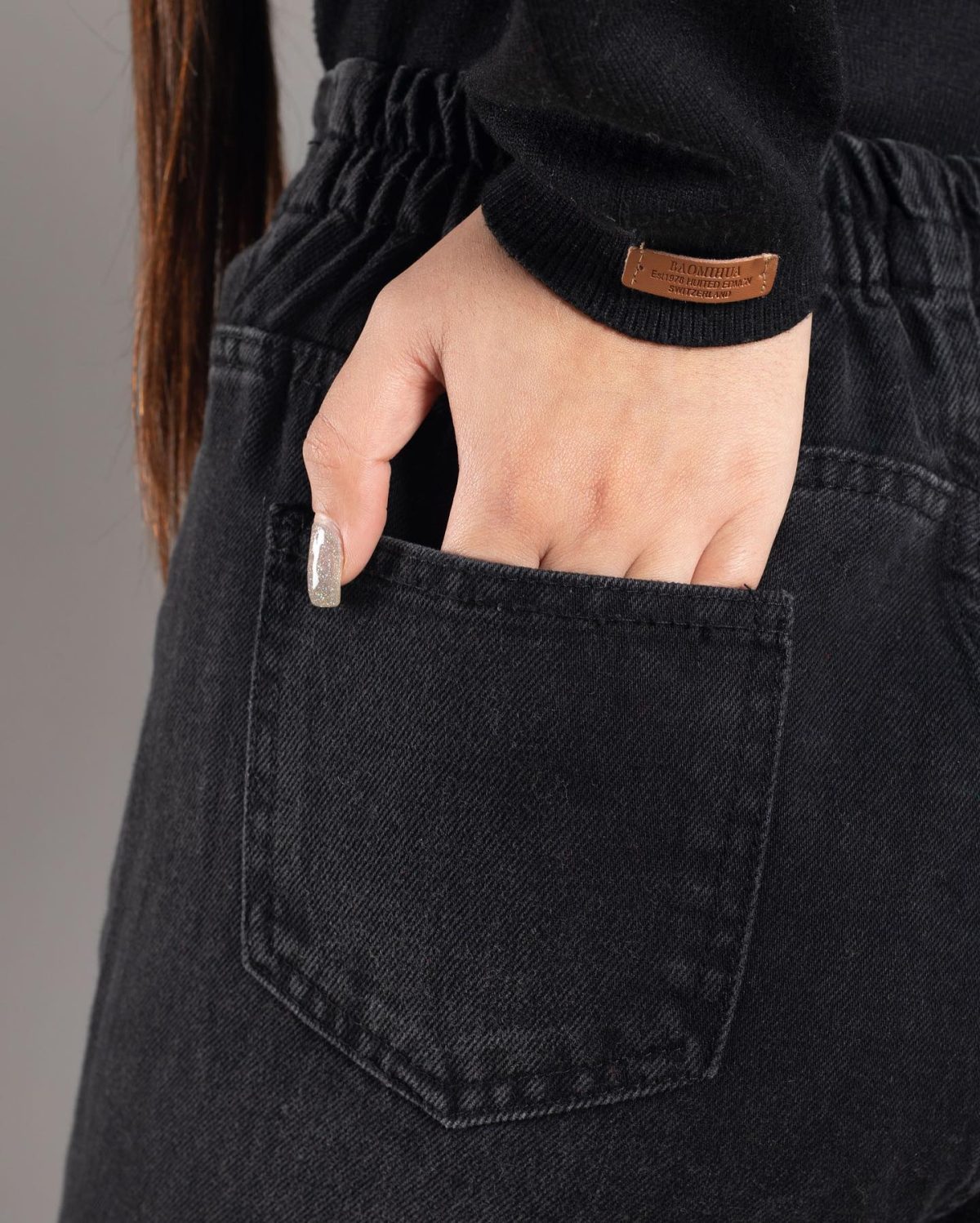 شلوار جین زنانه مدل مام فیت رنگ زغالی - Image 4