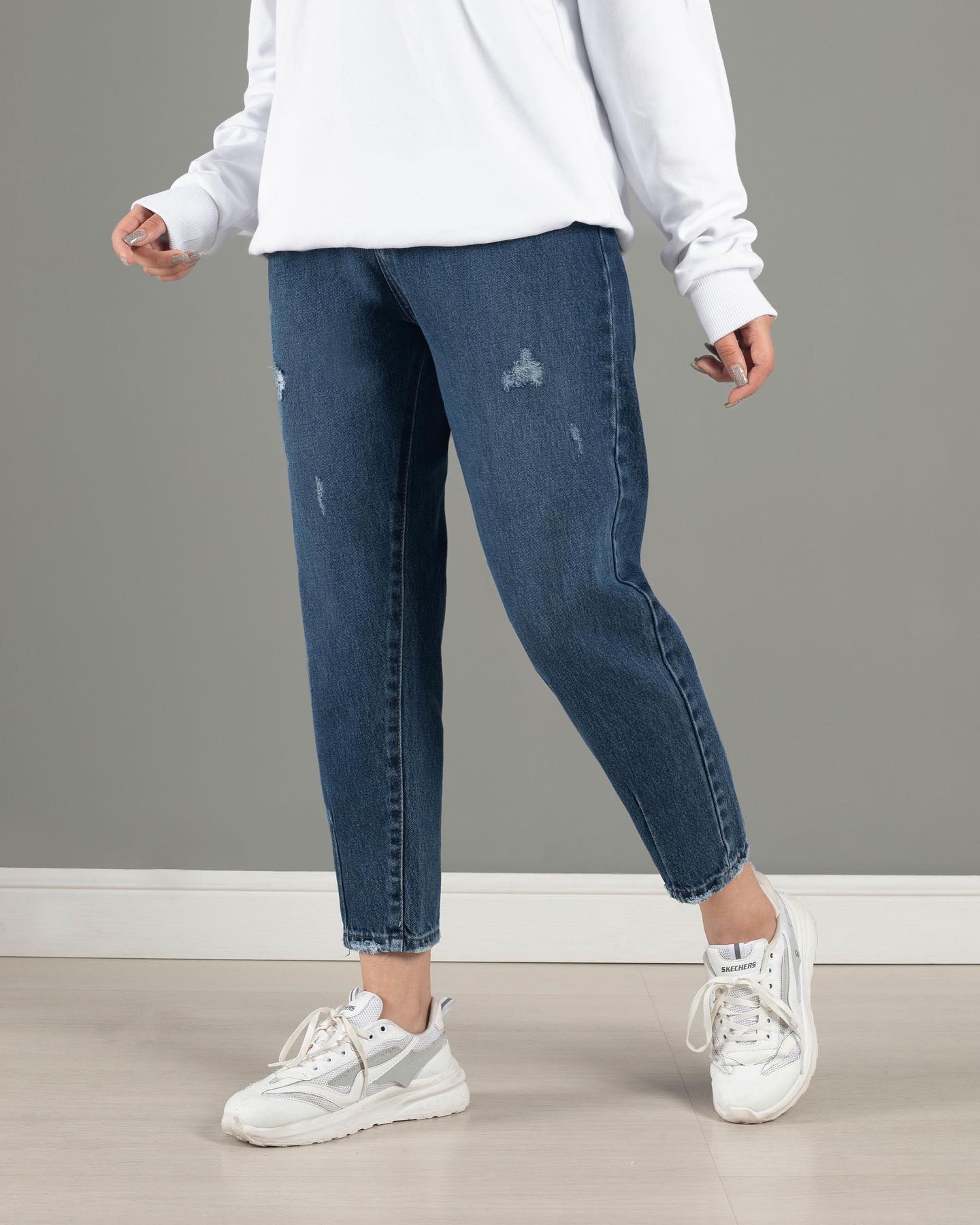 s (3) شلوار جین زنانه مدل مام فیت رنگ آبی تیره - Image 1